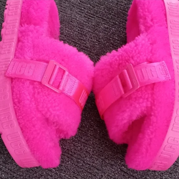 ๐UGG๐ - Fluffita Hot Pink Flatform Slipper - Picture 7 of 12